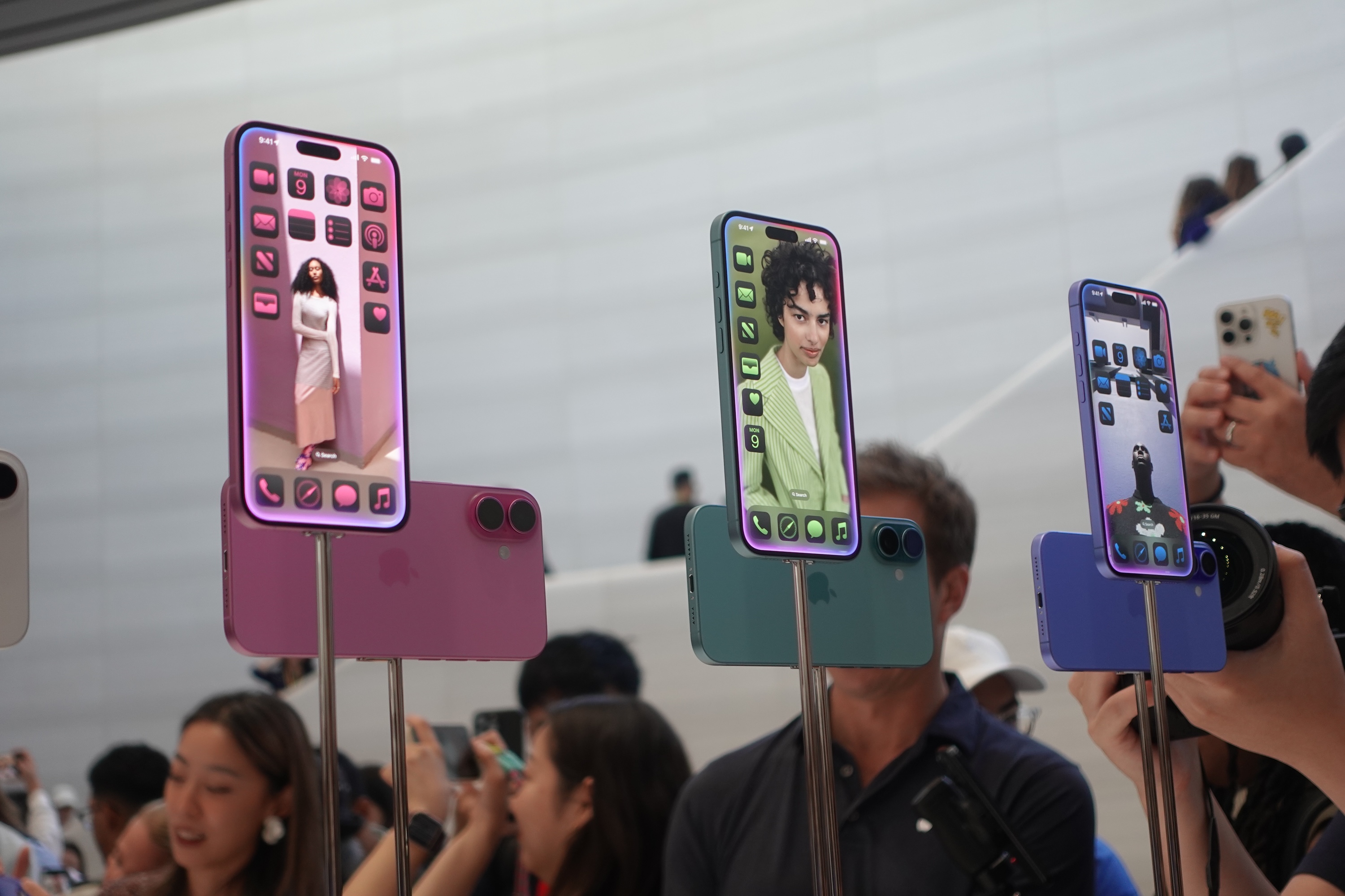 10 HP Paling Laris Awal 2025, iPhone 16 'Polosan' Juaranya